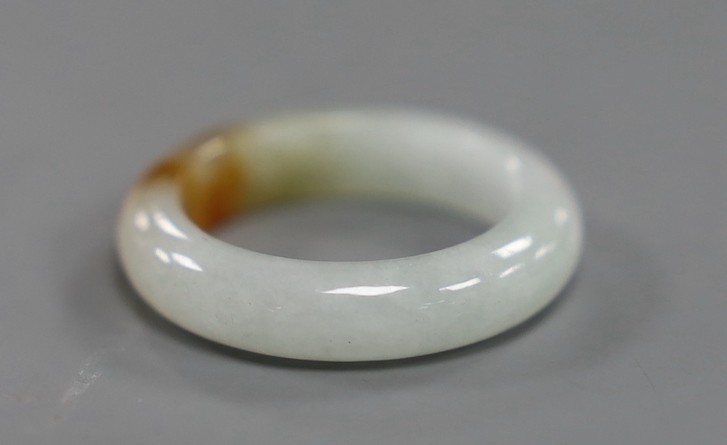 A jade ring, size M, 2.9 grams.